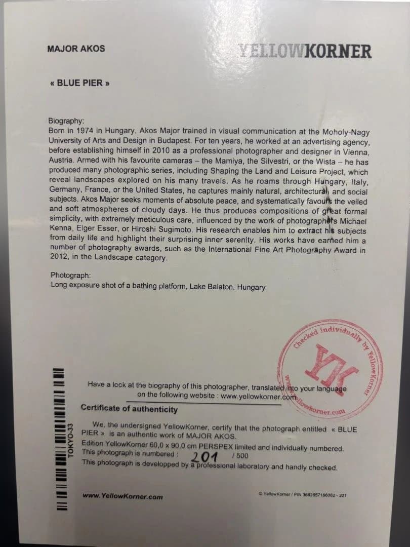 静謐な海と桟橋のモノクロアート「BLUE PIER」｜MAJOR AKOS 限定