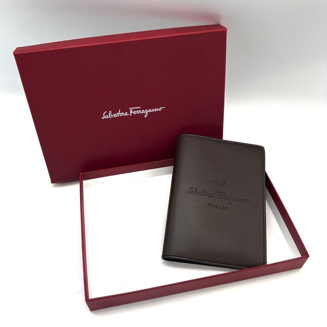 サルヴァトーレフェラガモ 二つ折り 手帳カバー ロゴ パスポートケース