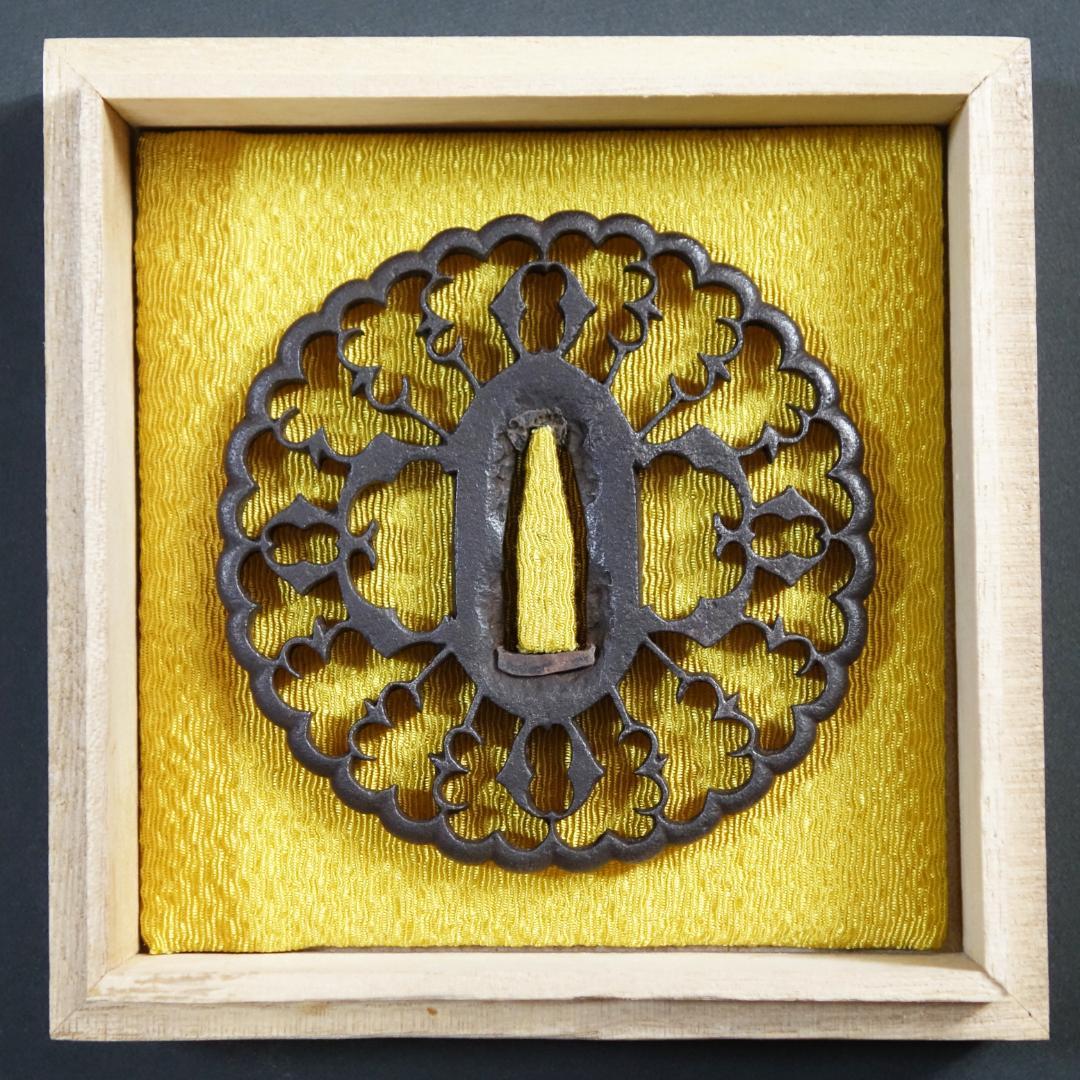 【京透 抱茗荷雁金透鍔】(鍔箱・布団付き) 鍔 鐔 刀装具 日本刀 武具 骨董