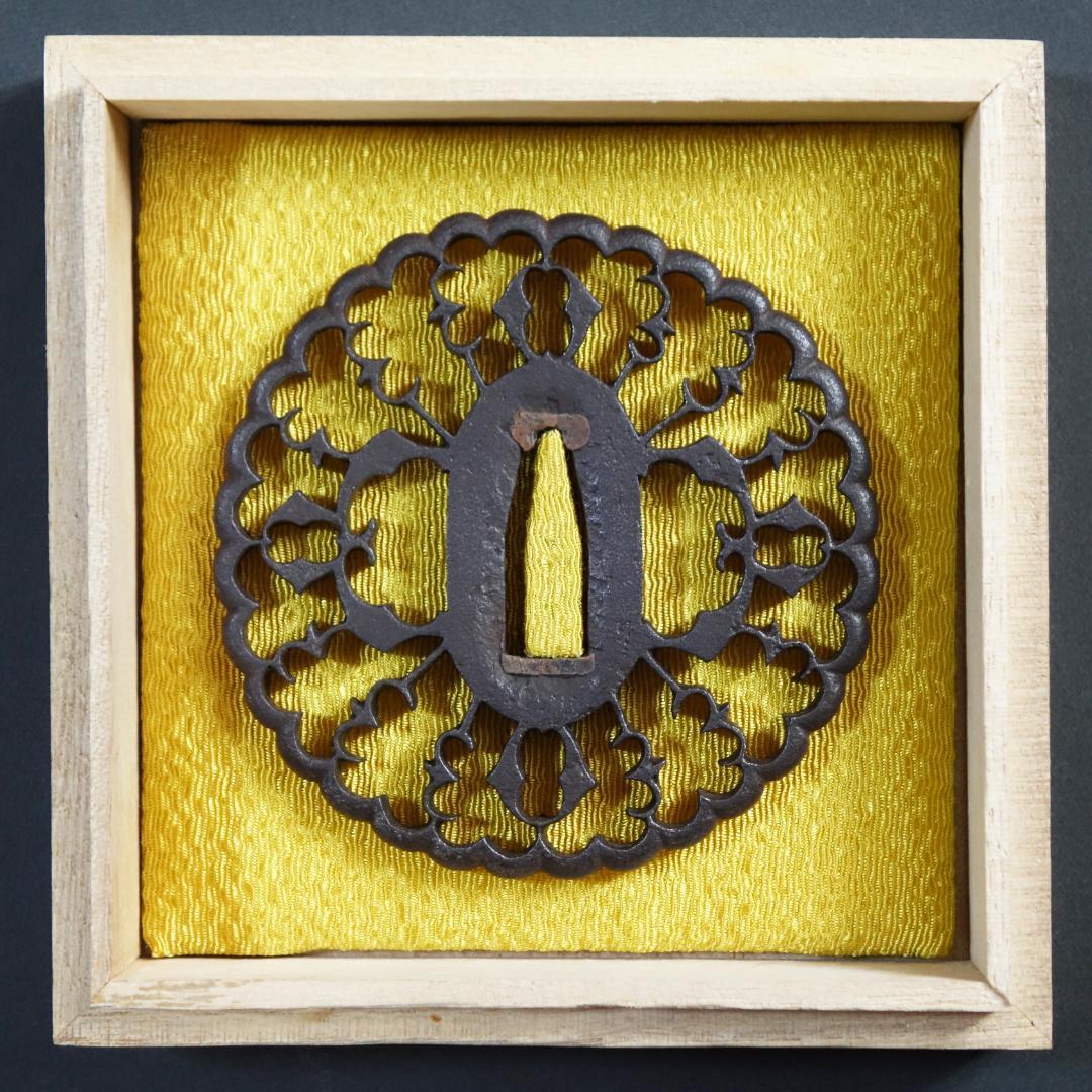 【京透 抱茗荷雁金透鍔】(鍔箱・布団付き) 鍔 鐔 刀装具 日本刀 武具 骨董