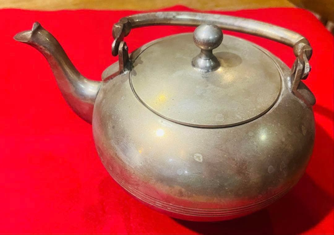 美しきシルバー製ポット