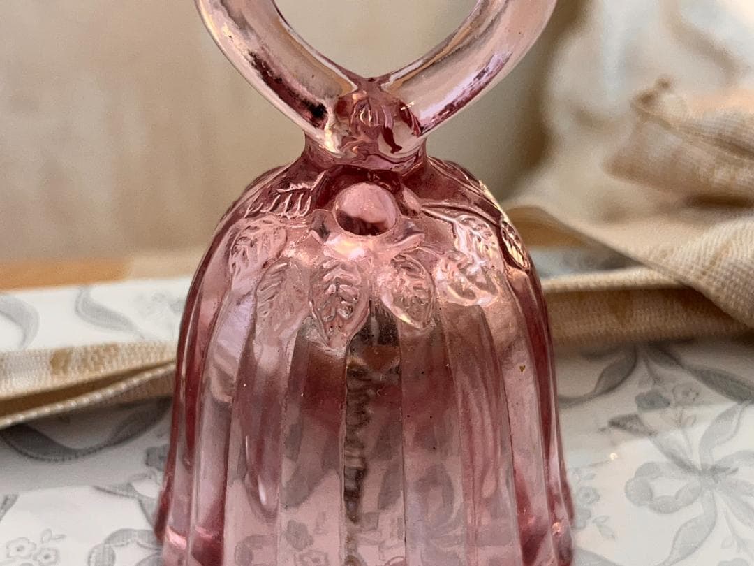 【フェントン】 透明のピンクガラスに手書きの小さな花柄が可愛い、ハートベル