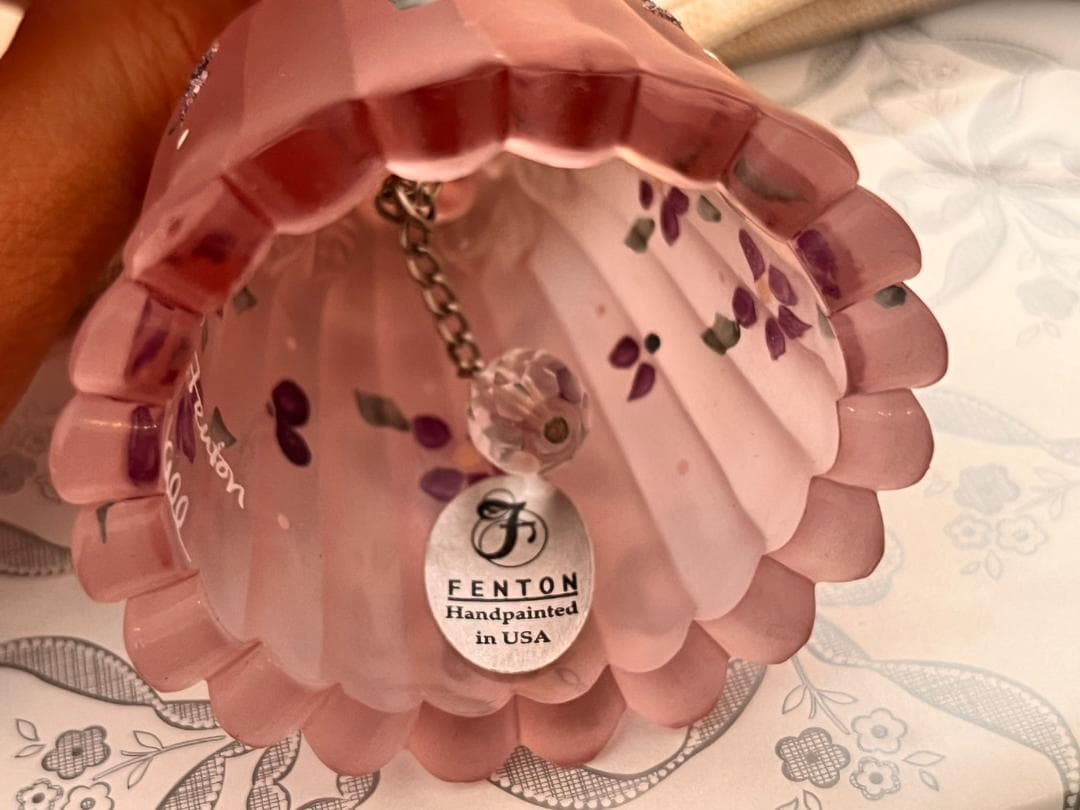 【フェントン】 透明のピンクガラスに手書きの小さな花柄が可愛い、ハートベル