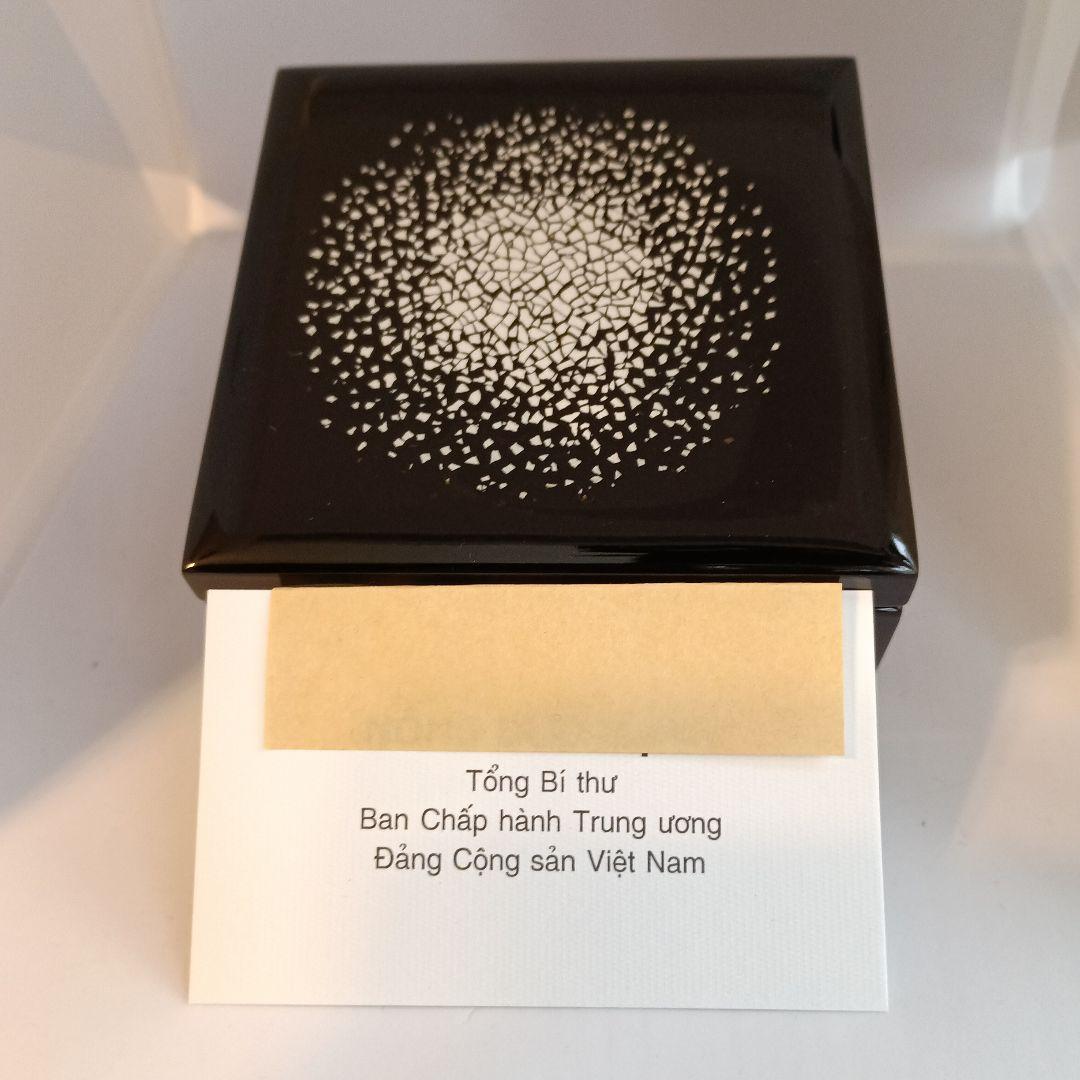 ベトナム共産党書記長：公賓訪日記念品 （ベトナム漆工芸　小物入れ、 装飾模様）