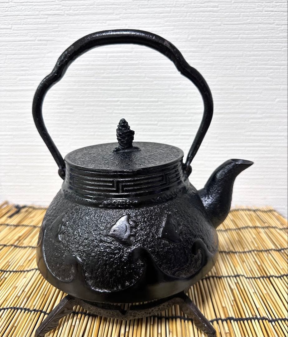 未使用、保管品、付属品付　南部岩鋳造　１８型　千鳥文様　南部鉄瓶　南部鉄器　鉄瓶