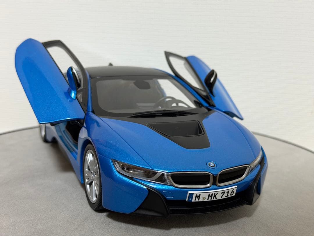 ミニカー Paragon 1/18  i8