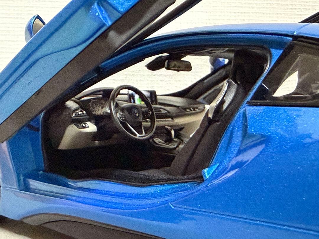 ミニカー Paragon 1/18  i8