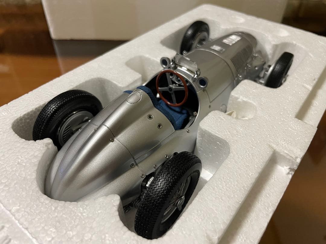 価格変更1/18 CMC メルセデス・ベンツW165 1939年 未展示品