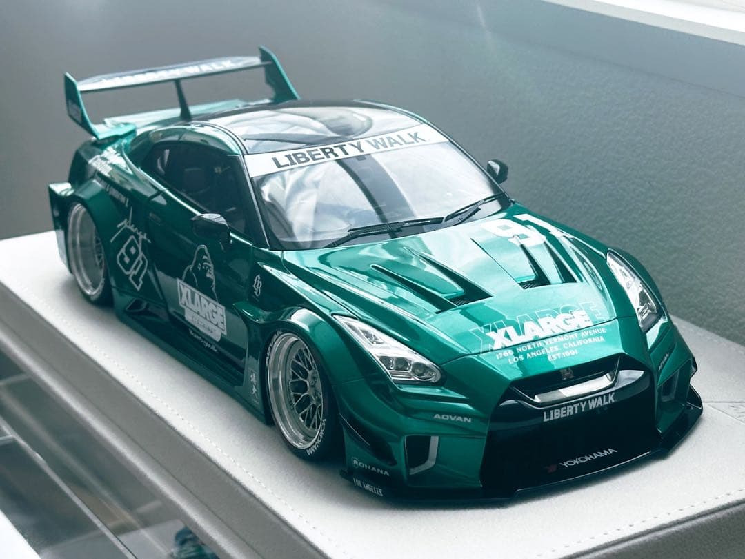 Make up LBWK X-LARGE GT-R ミニカー 1/18