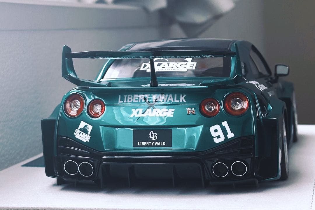 Make up LBWK X-LARGE GT-R ミニカー 1/18