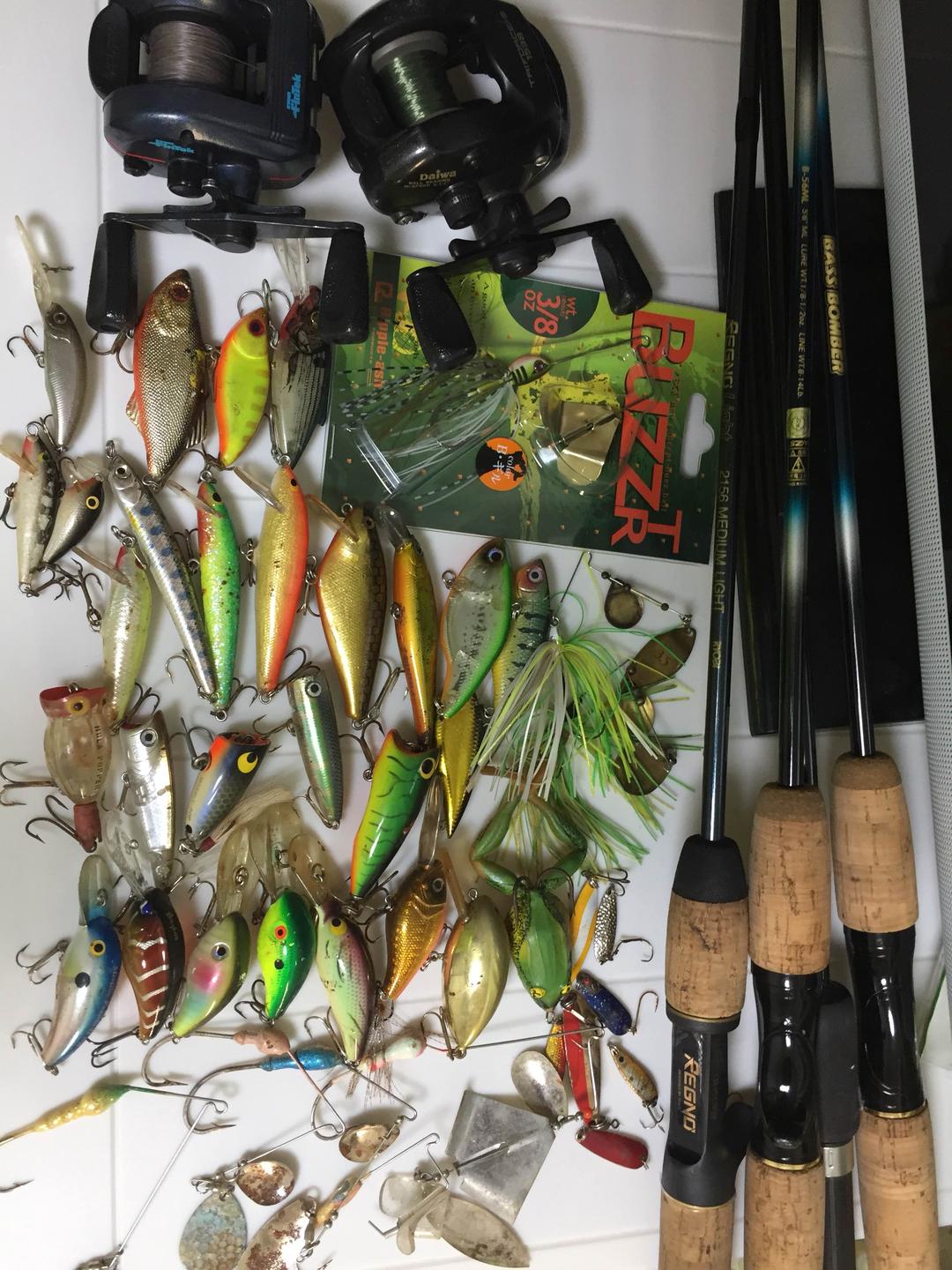 バス釣りセット（ルアーなど）