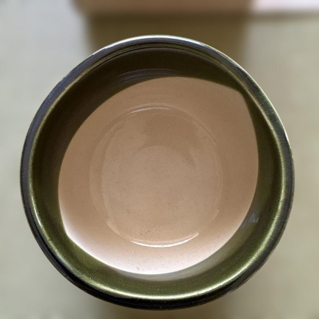 シンプルな茶碗 黒色ストライプ