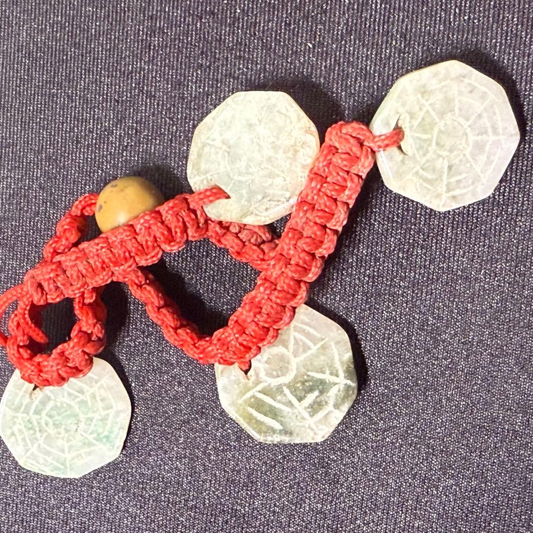 本翡翠 八卦彫刻 根付 開運 厄除け 魔除け 風水 赤紐 手彫り アンティーク