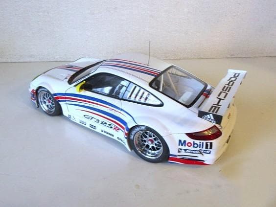特価 AUTOart (1/18) ポルシェ 911(997) GT3 RSR