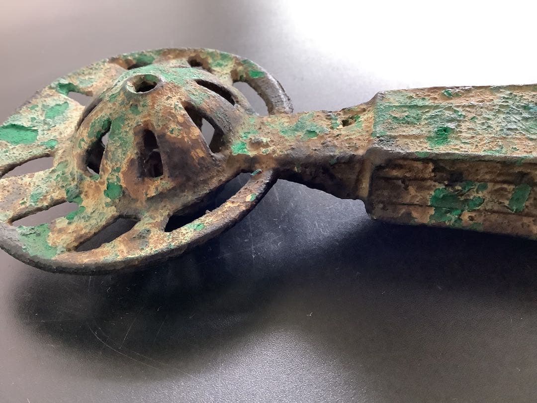 青銅の鑾　鈴　青銅製の古い装飾的な道具　緑青　高さ約17cm 320g