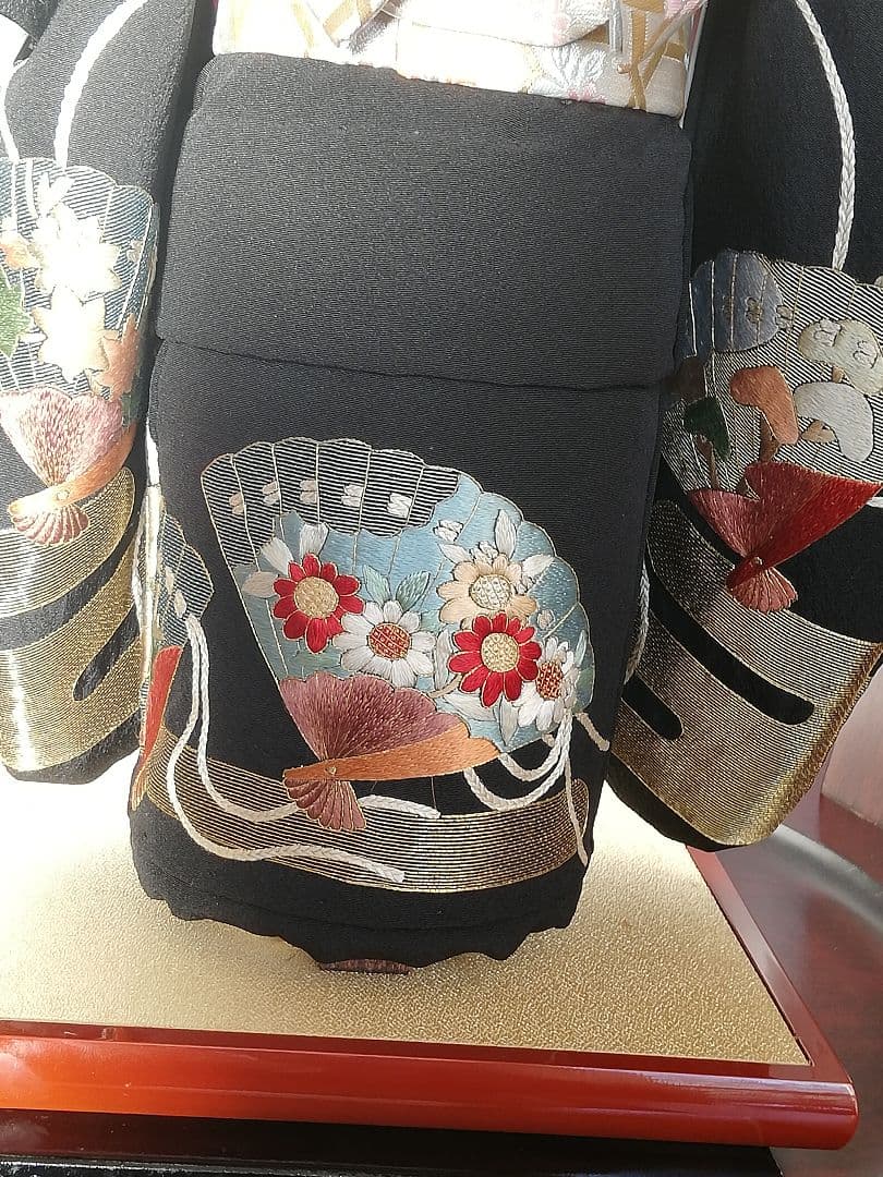 値下げ実施!「希少品」手刺繍　市松人形 　黒い衣装 扇子刺繍