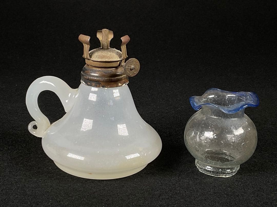 時代 豆ランプ　乳白　青縁フリル　和ガラス　気泡入り　オイルランプ　灯火器