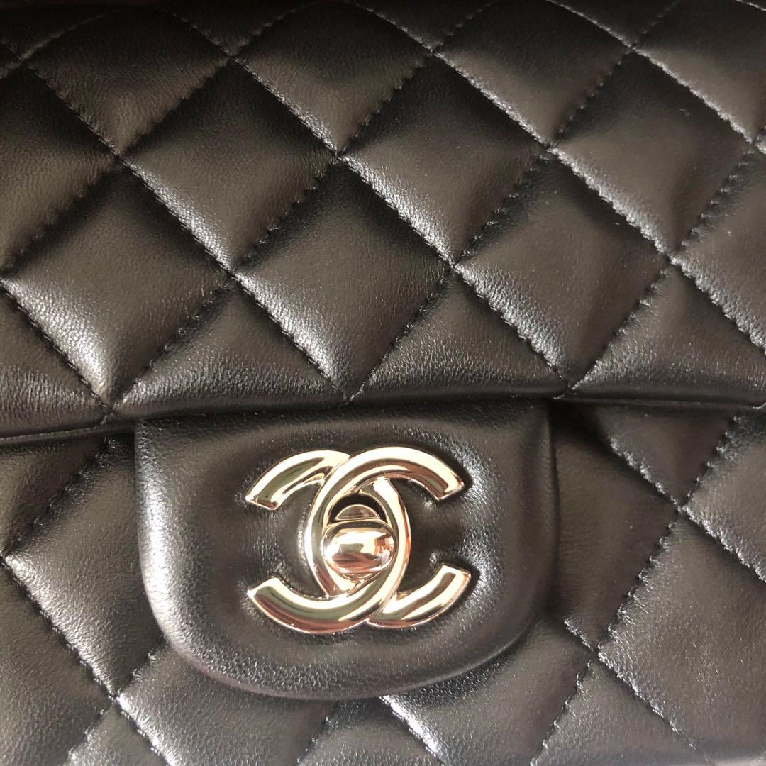 キルティングデザインのブラックレザーショルダーバッグ、チェーンストラップ付き。