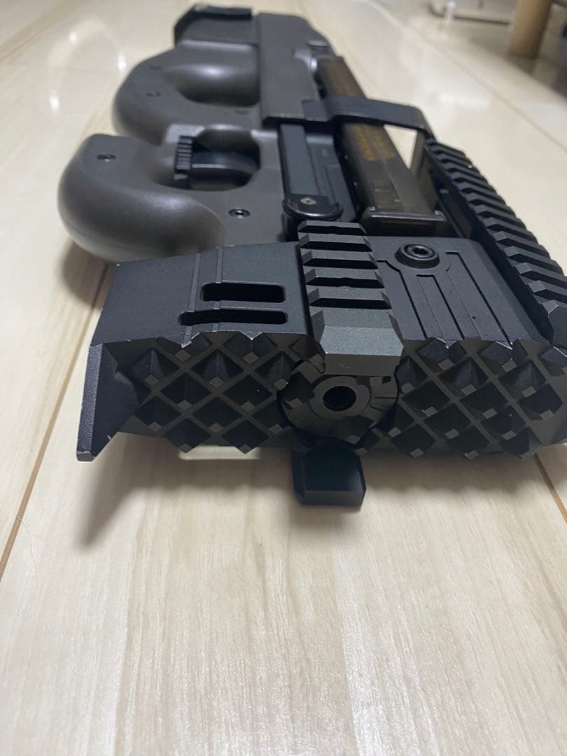 レア　東京マルイ　p90 ストライレイルシステム　スイベルエンド　バッテリー付き