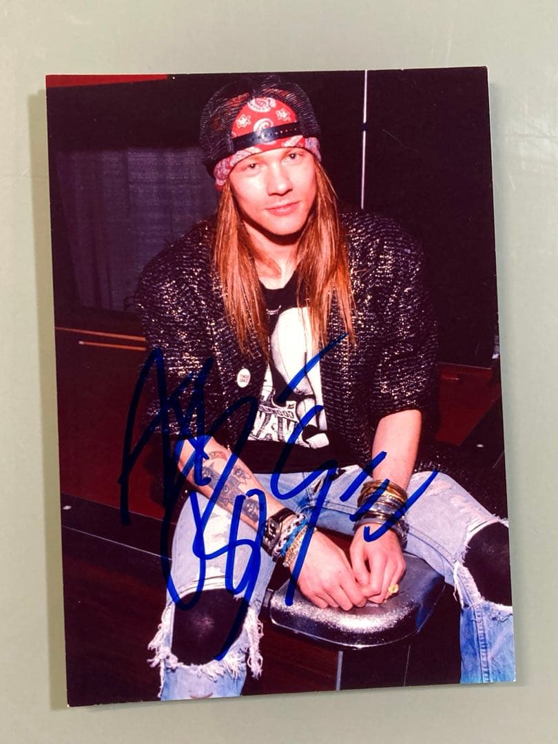 アクセル•ローズ直筆サイン入り2Lサイズ写真…