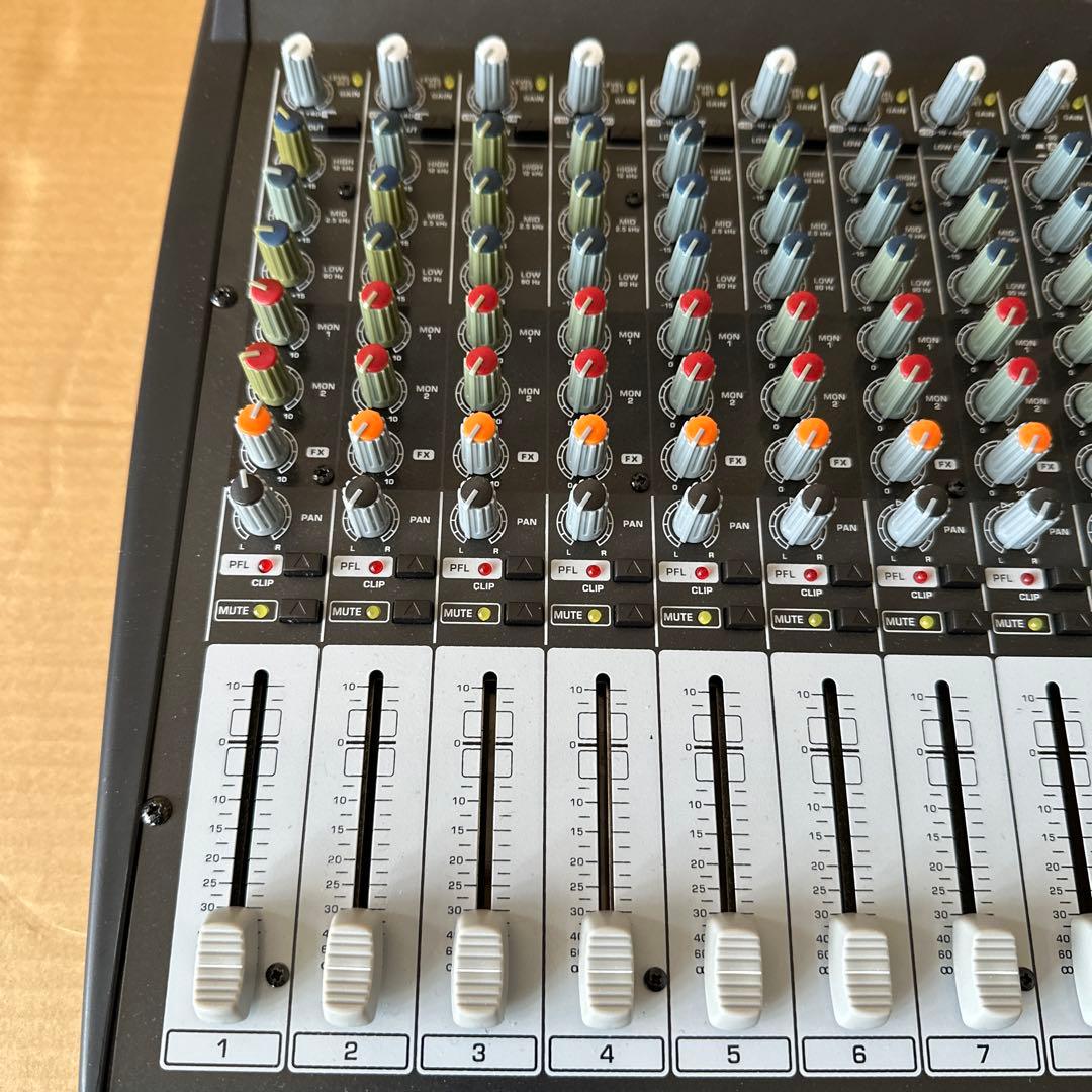 Behringer EUROPOWER PMP4000 パワードミキサー