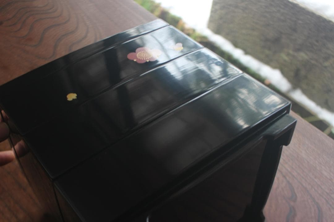 デッドストック！上質内朱黒漆に優美な紅白梅蒔絵の映える三段重（検重箱お重