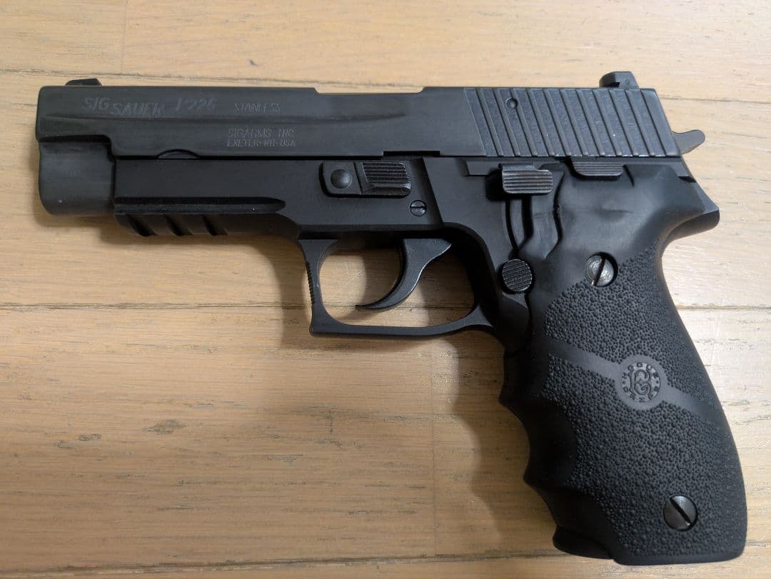 KSC SIG P226R HW System７マガジン3本実物グリップサバゲー