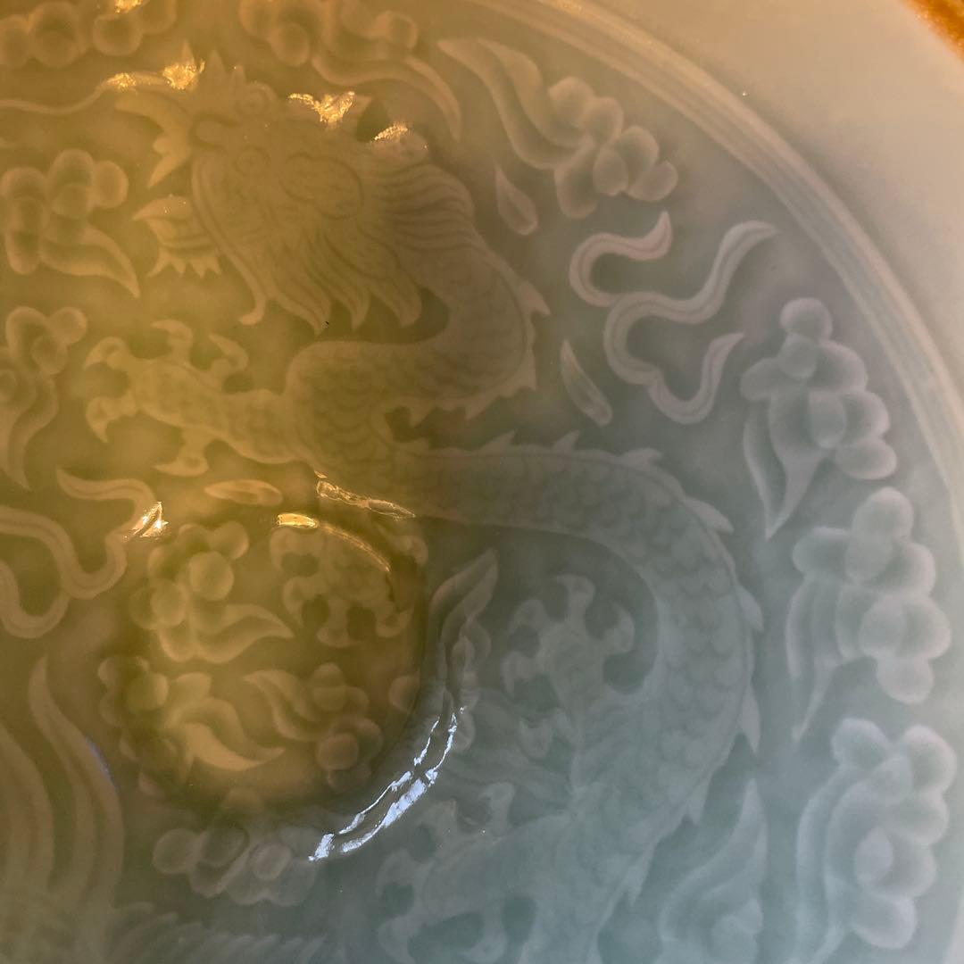 龍鳳凰陽刻青磁茶碗