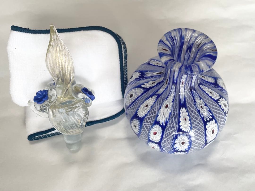 ベネチアングラス、青と白のフラワーモチーフガラスボトル