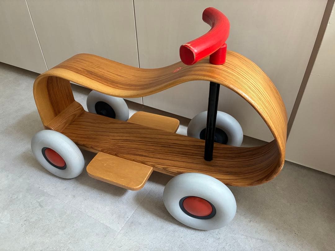 木製三輪車 グレーと赤のホイール