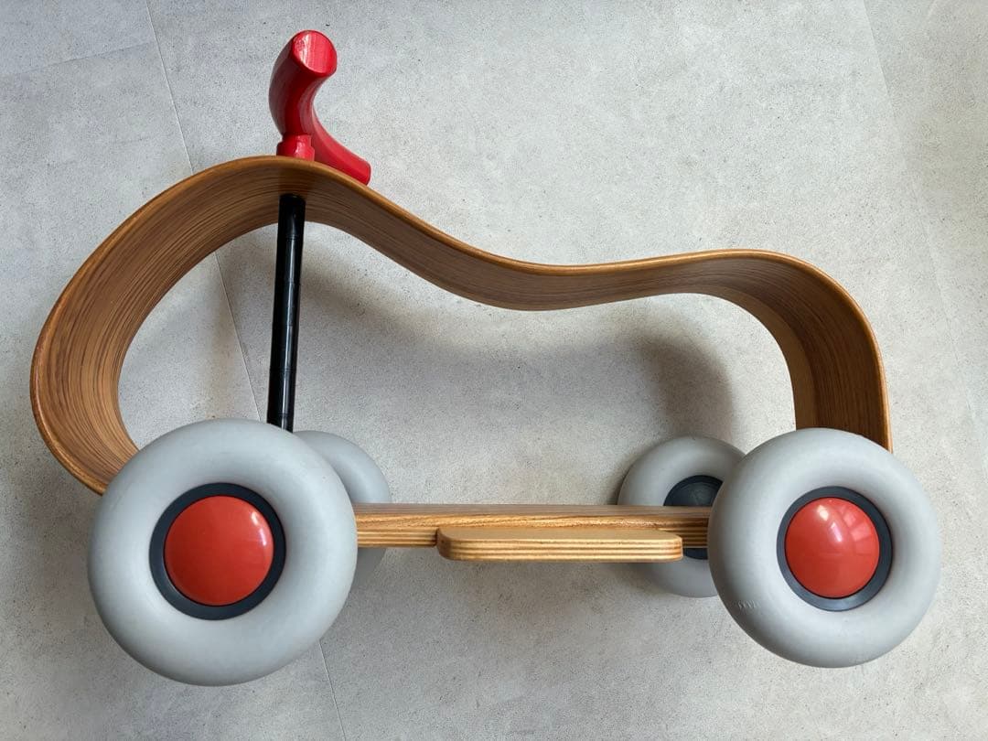 木製三輪車 グレーと赤のホイール