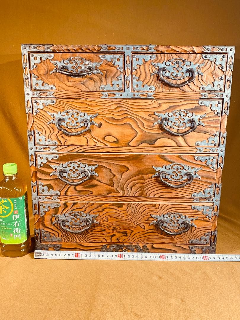 飾り金具を鏨（たがね）加工した　焼き杉の小ダンス