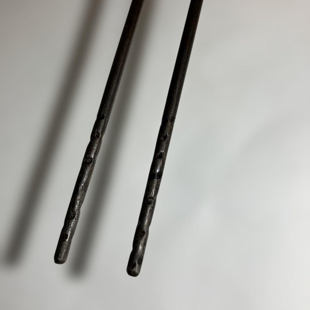 茶道具「鉄時代七宝象嵌飾火箸　松華作」 （長さ２８．５㌢／一組４４㌘）