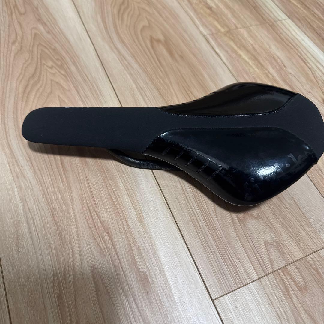 FIZIK ANTARES R1 サドル 黒 カーボンファイバー