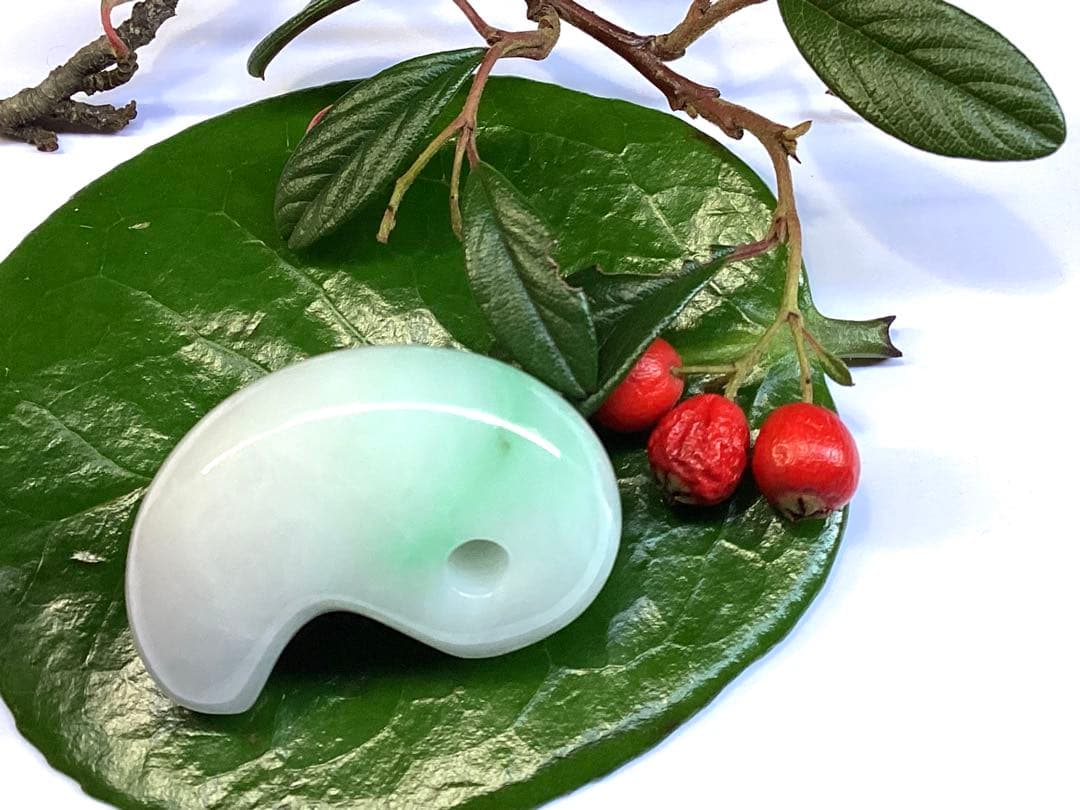 ✳ premium一流の勾玉‼️格上の糸魚川翡翠‼️味身色合い抜群　淡いラベンダー