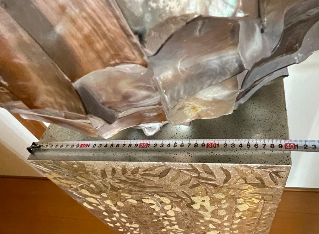 ドン・シェル・メタルウェアの鍾乳石花瓶スタンドとアロエの花瓶