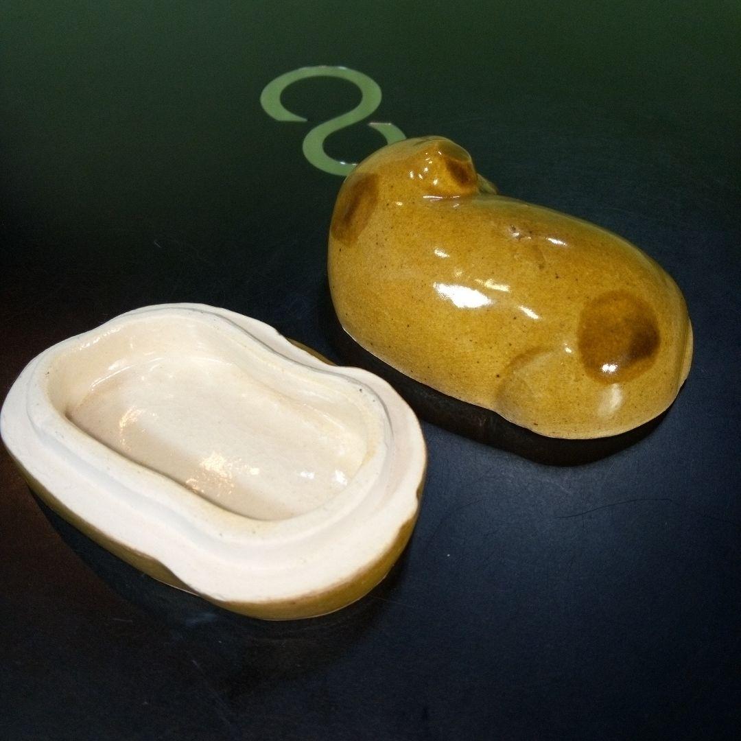 優しい表情で寝ている犬の香合　陶器製？　茶色　德？　徳？　干支香合　犬香合　レア