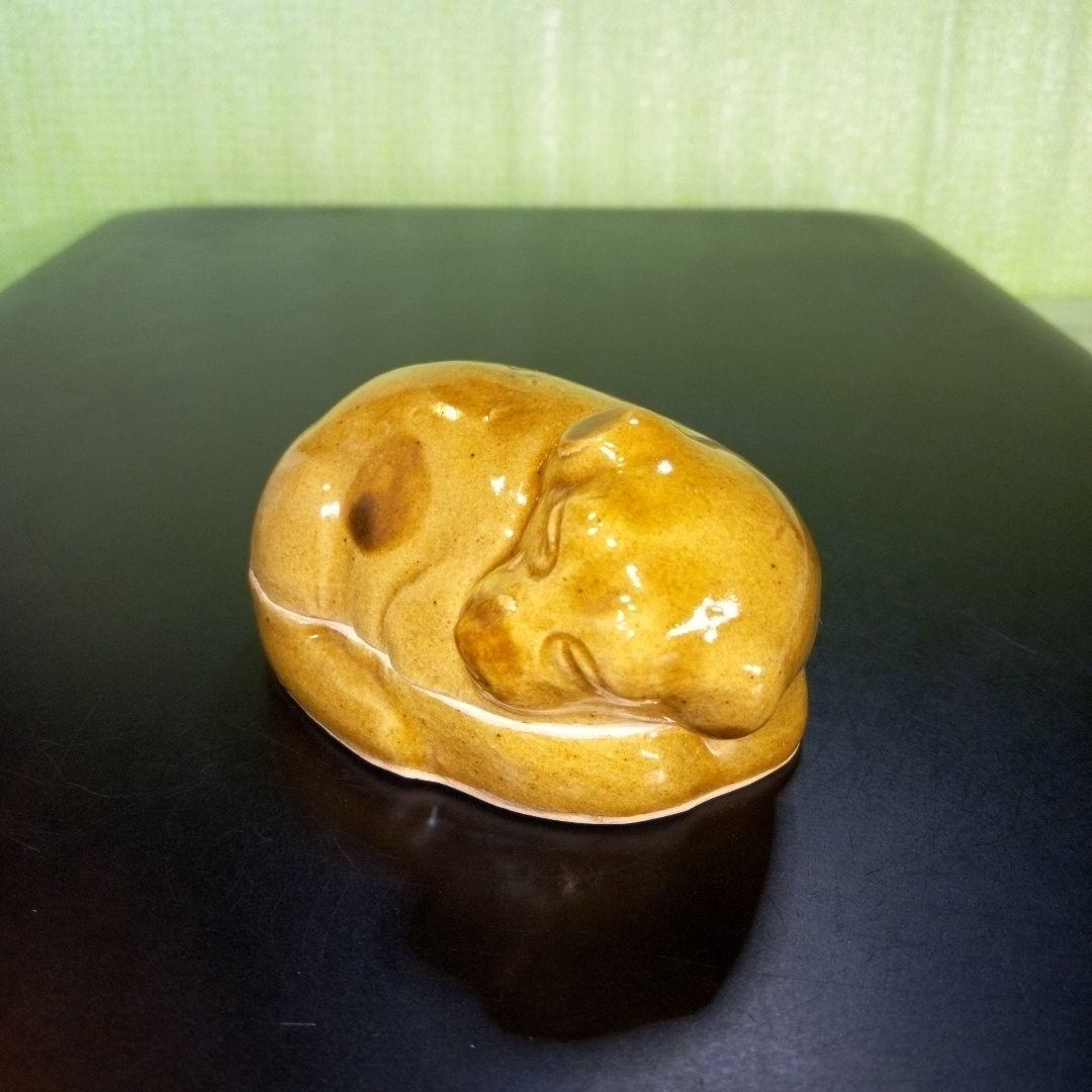 優しい表情で寝ている犬の香合　陶器製？　茶色　德？　徳？　干支香合　犬香合　レア