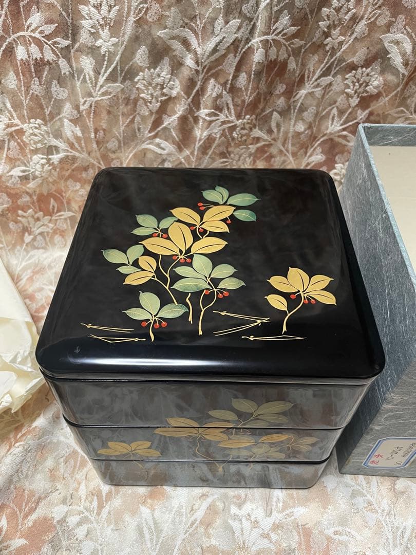 会津塗 三段重箱 天然木 うるし塗 草花蒔絵 黒塗り 漆器 正月 おせち 共箱付