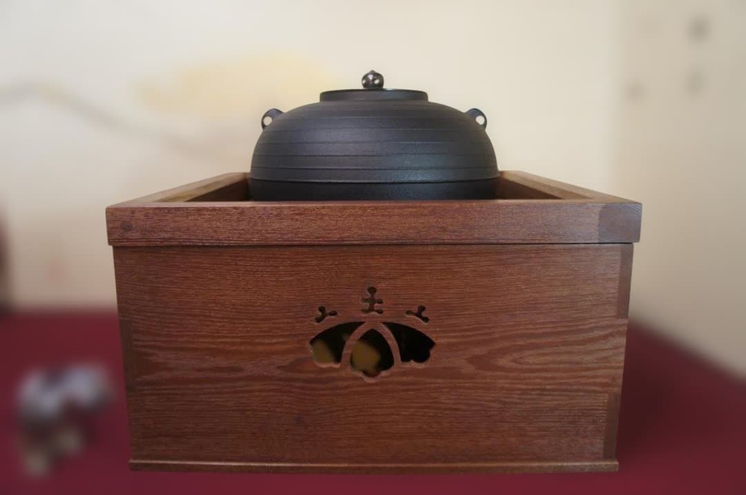 ☆本桑 置炉 在銘 平丸千筋釜 釜鐶 置炉用600w炭型電熱器 送料込み