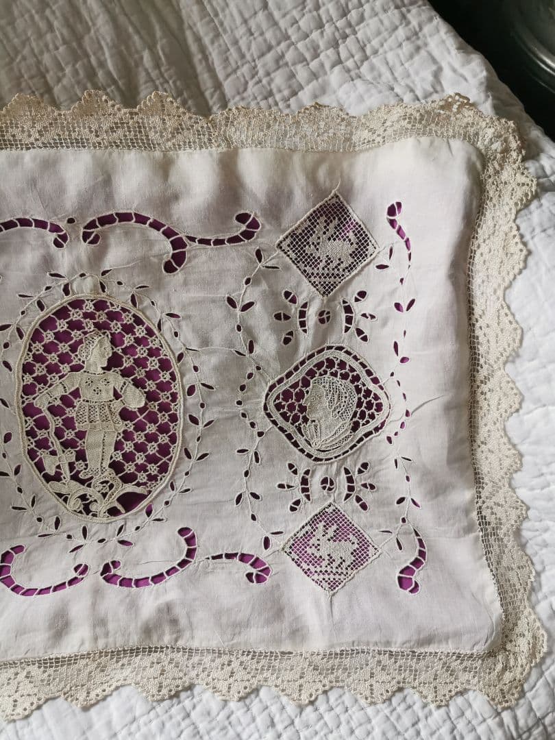 アンティークポワンドヴェニス 騎士と犬 ブラーノレース 中綿フィリング付きケース