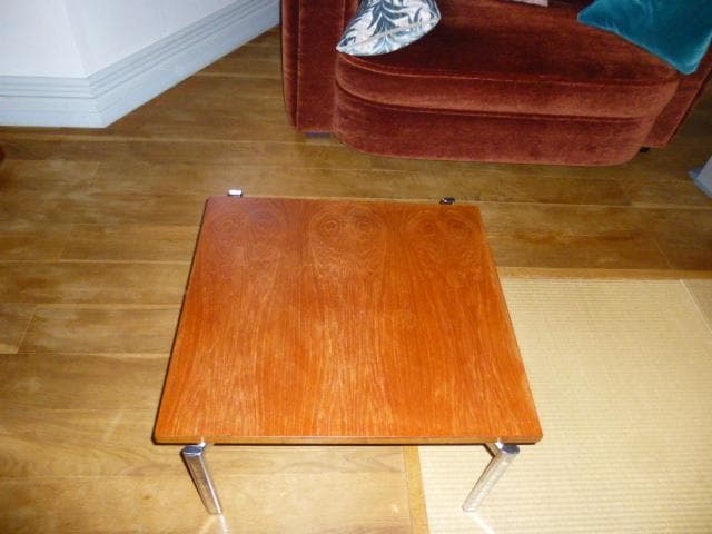 英国アンティークのコーヒーテーブル