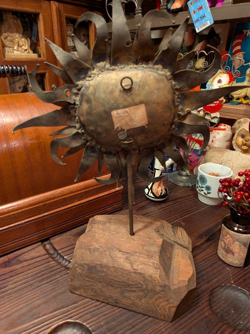 USAアンティークショップ購入 金属製太陽の顔装飾品 木製ベース付き