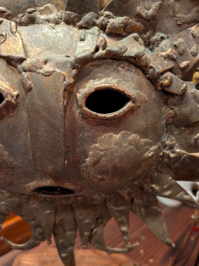 USAアンティークショップ購入 金属製太陽の顔装飾品 木製ベース付き