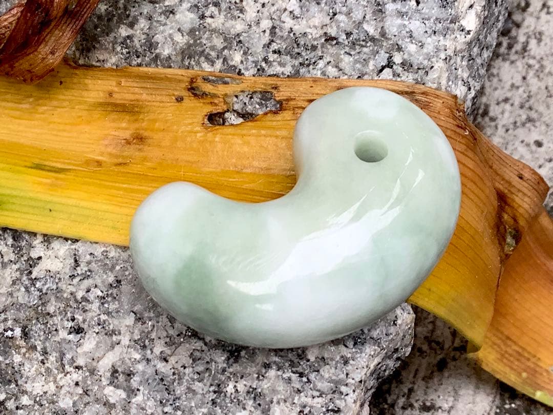 ✳初の絶品色彩　絶対のおすすめ‼️25万円以上します糸魚川翡翠勾玉　鑑別書付極上物