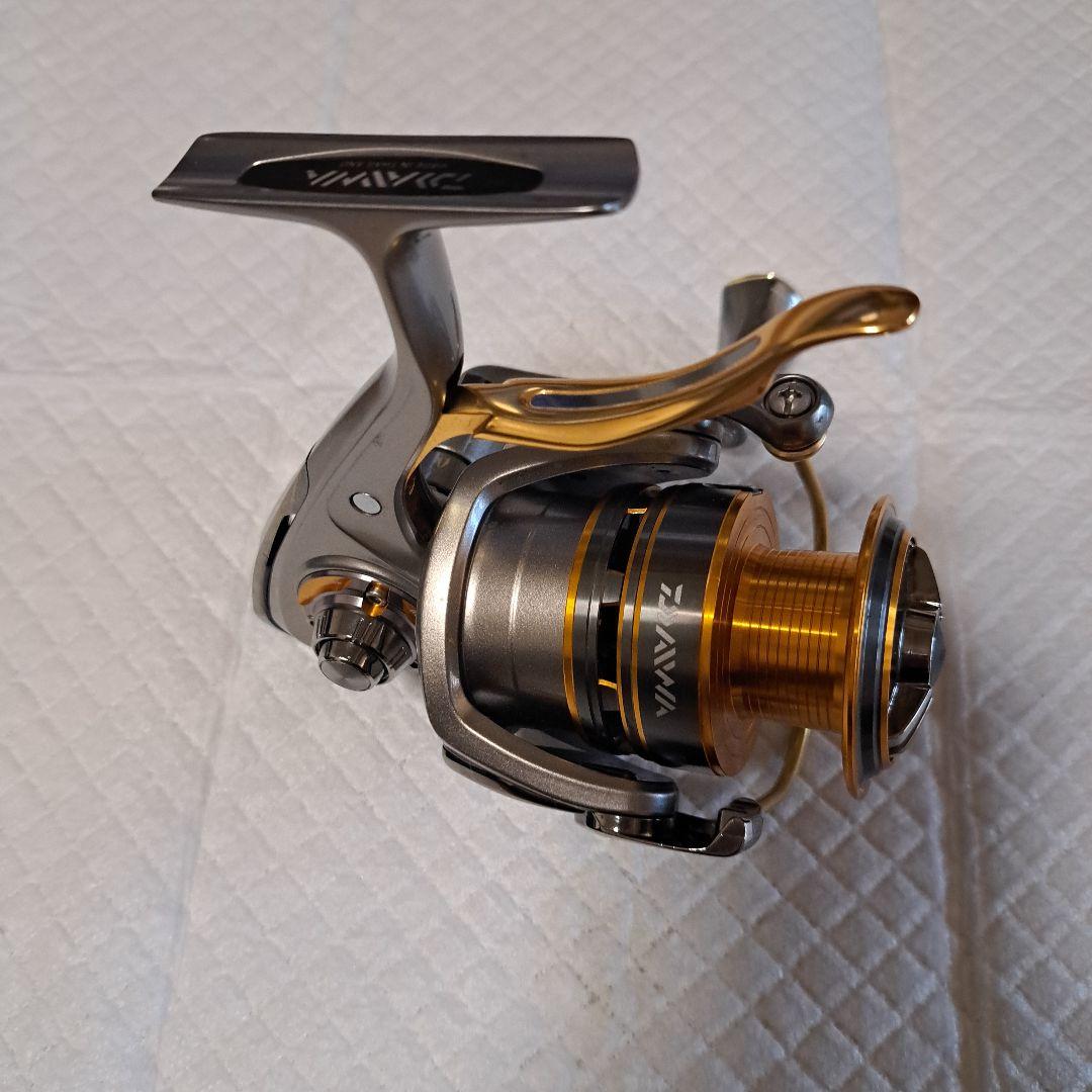 中古美品ダイワ　プレイソ3000HLBD スピニングリール シルバー/ゴールド