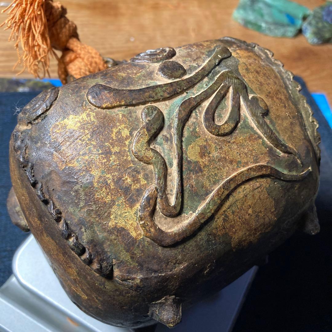 ( T_T)＼(^-^ )何⁇これ、古い五三の桐と梵字の特大の鈴です。