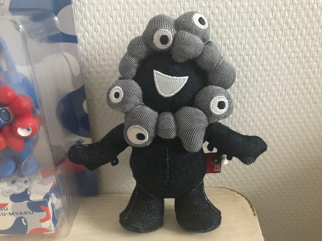 万博2025 黒　エドウィン　ミャクミャク×Labubu フィギュア　ラブブ
