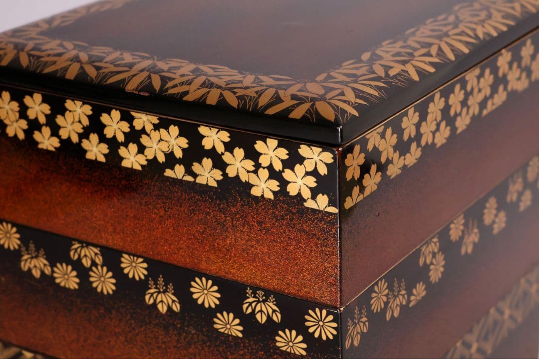 【MB207】時代漆芸 絵変金蒔絵 五段重箱 蓋二枚 小紋 梨地 内朱塗 天然木
