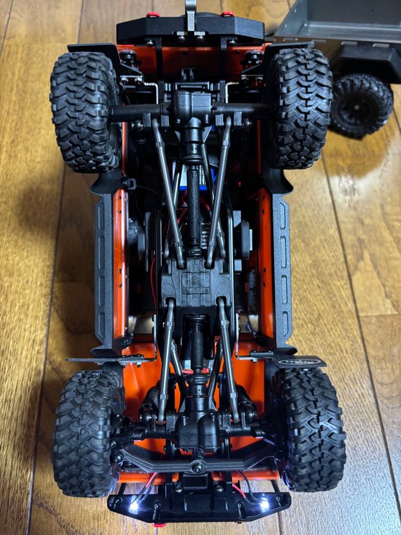 トラクサス4M、社外品リヤトレーラー付き